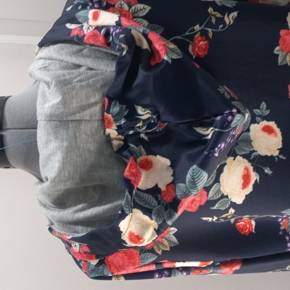 Cupshe Pullover With Hoodie and Kangaroo pouch, Floral, Size Small - Picture 6 of 7